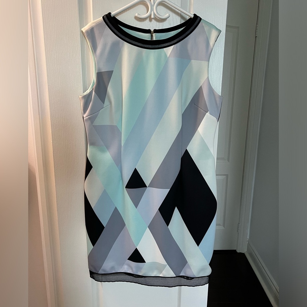 TAHARI by Artur S.Levine dress. Chic and feminine slick fit.Size 14.